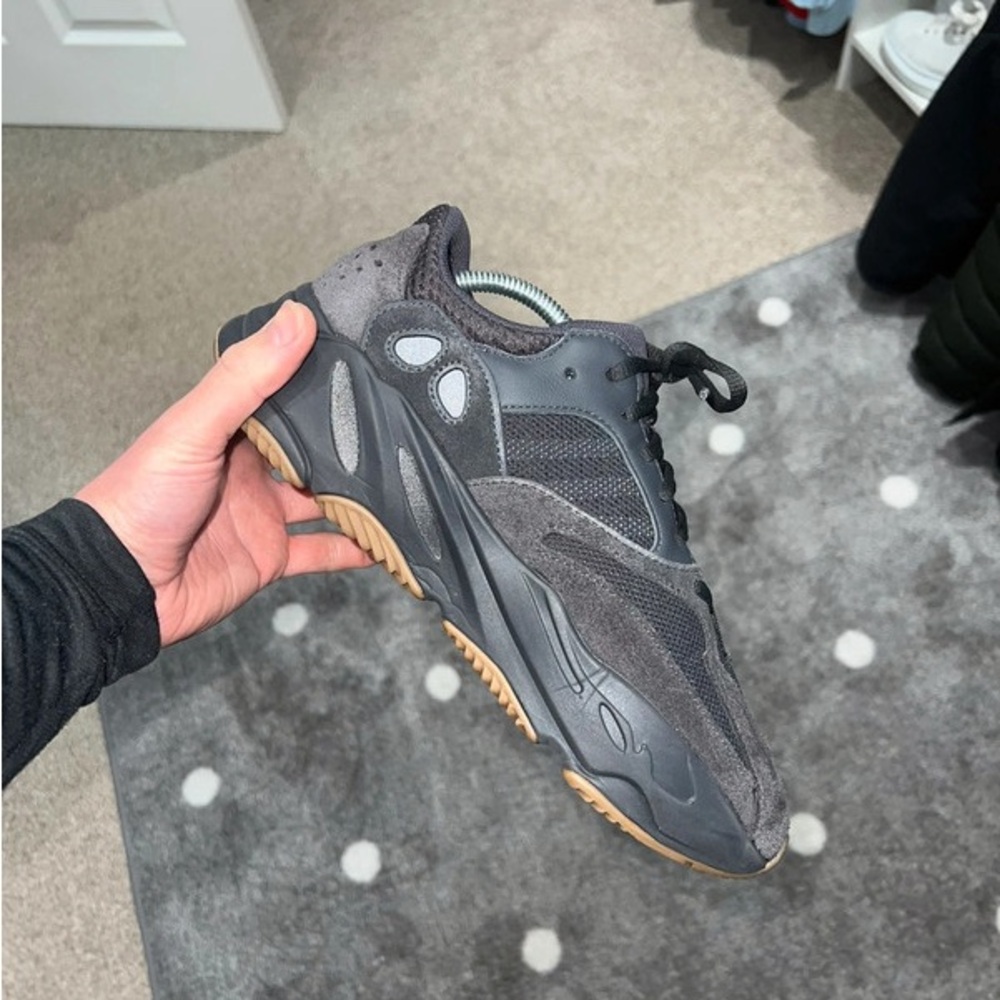 Yeezy boost 700